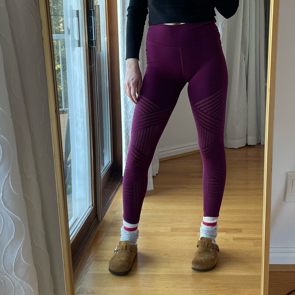 Lululemon Tights with details in Burgandy